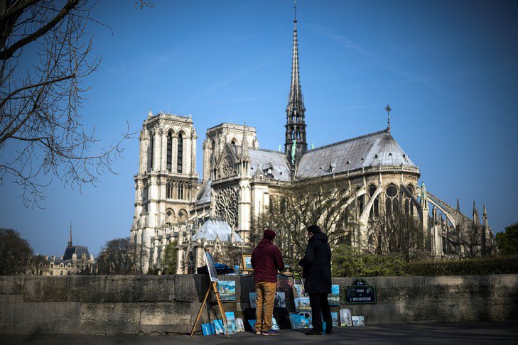 Parce que son histoire et sa beauté ont marqué mon enfance, mon adolescence, chaque virée sur Paris (et un lancement produit sur le terrain pour l'apprentie entrepreneure que j'étais)... Cette photo restera le souvenir que j'en garderai 🙏  #NotreDame