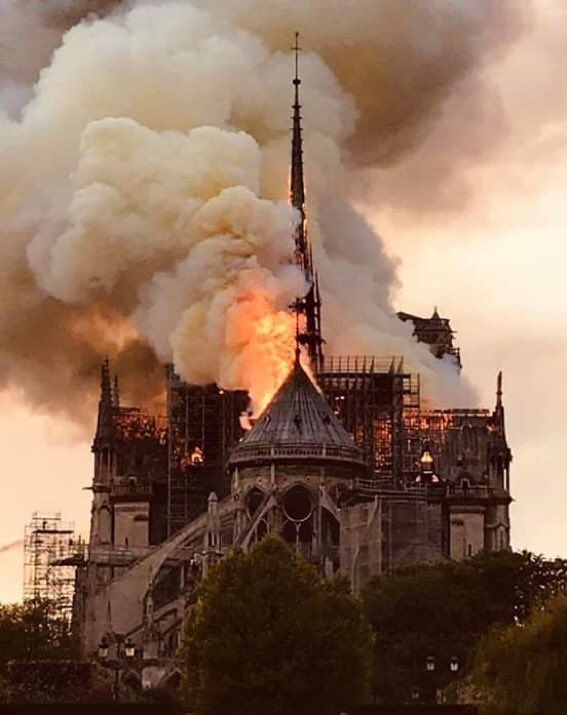 Assister à ce drame, impuissants. #NotreDame patrimoine français, symbole de notre capitale, chef d’œuvre architectural, inspiration des écrivains,... Grande tristesse.
Soutien aux pompiers et équipes sur place.