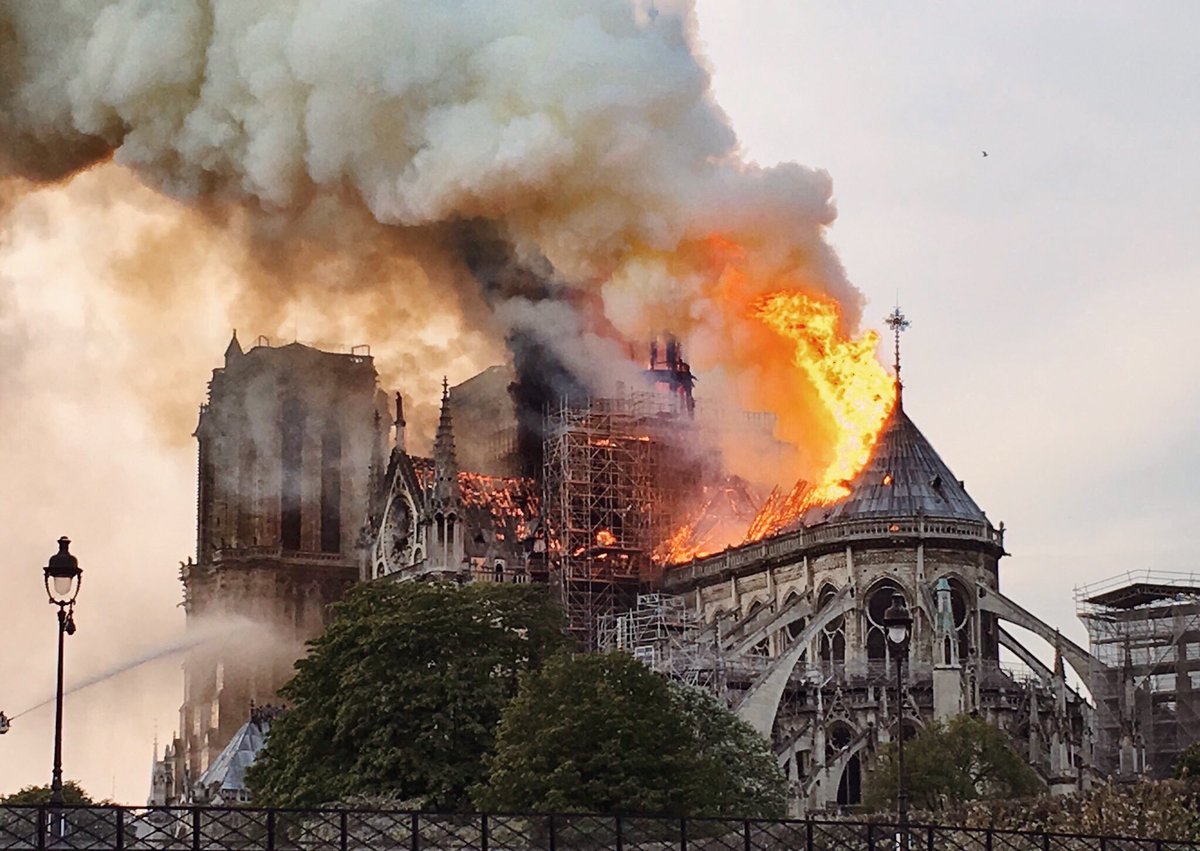Chere Mme @Anne_Hidalgo, l’incendie qui ravage Notre Dame boulverse non seulement la population Française mais l’humanité toute entiere. Associe aux citoyennes et citoyens d’ İstanbul je partage la tristesse des Parisiens touchés dans leur coeur en ce terrible jour.  #NotreDame
