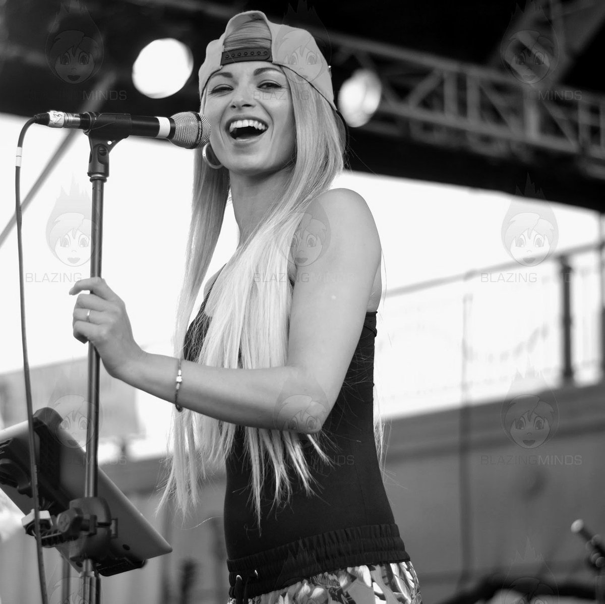 KarenNWoodham's tweet photo. As it's #MusicMonday here's a gig shot I got when @KittenAndTheHip played the #RhylEventsArena some years ago. #GigPhotography #BlackAndWhite https://t.co/qg5wWkPATS