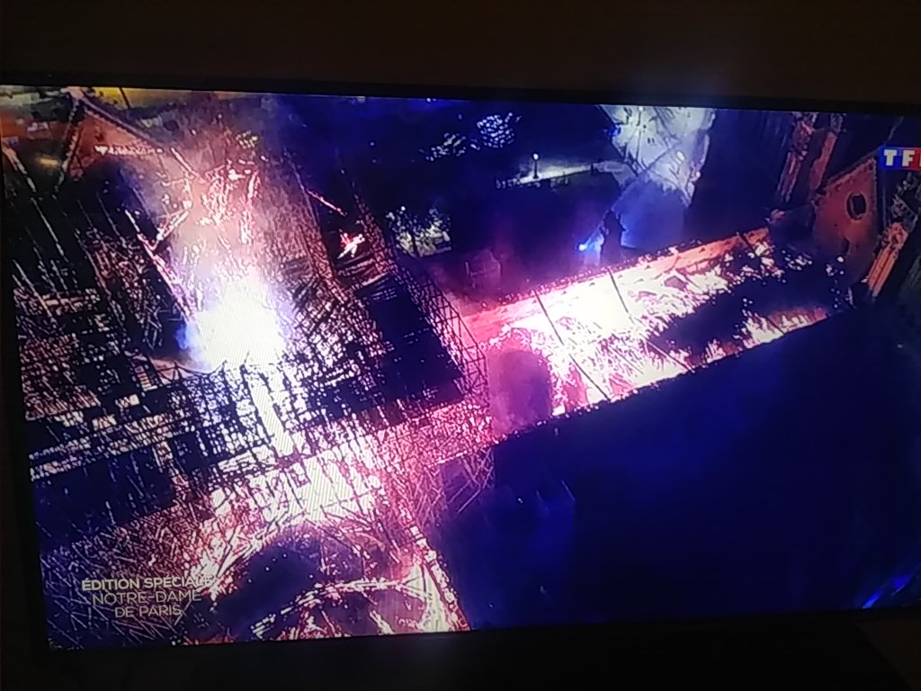 Terrible &amp; sad footages 😰 of a #drone #firedrone on support of french 🇨🇵#firefighters on massive fire of #NotreDame #notredamedeParis #NotreDameFire #dronesforgood