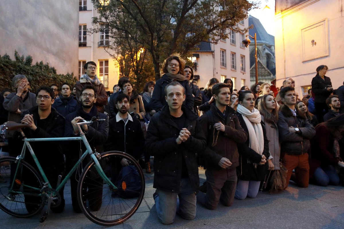 RaiNews's tweet photo. In ginocchio davanti a #NotreDame in fiamme: in migliaia a #Parigi pregano e cantano l'Ave Maria → https://t.co/QtuD7oXDnh https://t.co/38TGLsrsVZ