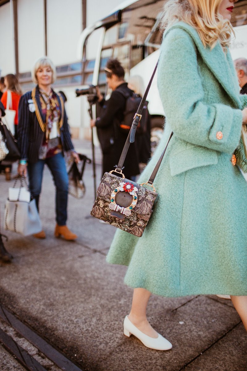 AUSFW's tweet photo. “There's no how-to road map to style. It's about self expression and, above all, attitude." — Iris Apfel
#MBFWA 2018 #streetsyle favourites from @eleanorpendleton, @elle_ferguson &
@_yanyanchan || #sydney #mercedesbenz #fashionweek #carriageworks #MBFWE https://t.co/B7uaAmiQvA