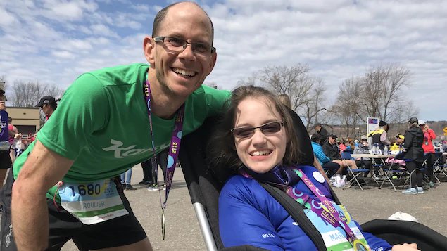 L'ultra-marathonien de #Sherbrooke Sébastien Roulier a terminé le Marathon de Boston en 3 h 17 min. Il était accompagné de sa copilote, Marie-Michelle Fortin. Il raconte s'être abondamment nourri de la foule, très énergique. #rces