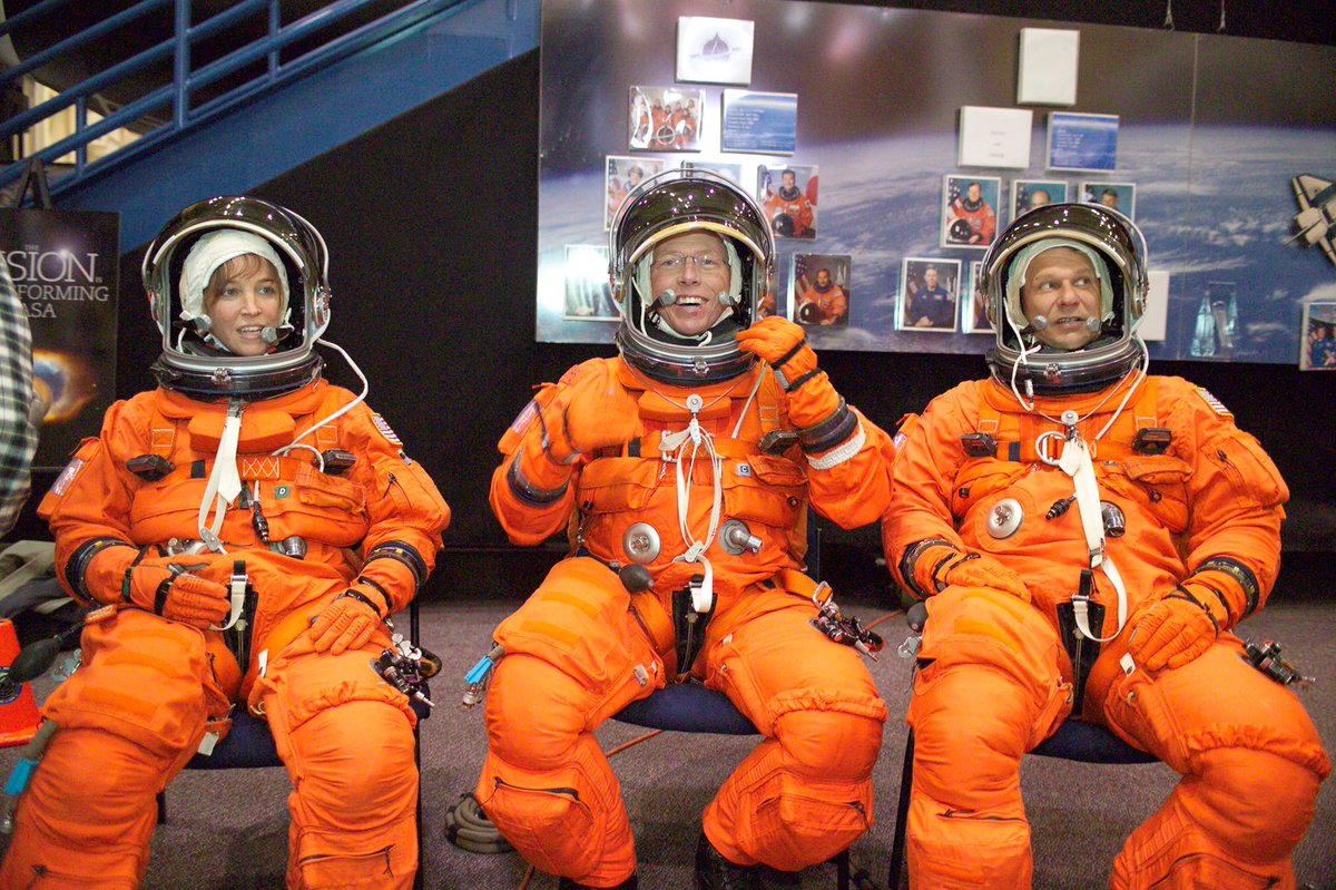 Найти скафандр. Скафандр НАСА оранжевый. Скафандр Спейс шаттл. Скафандр Космонавта. Костюм Космонавта.