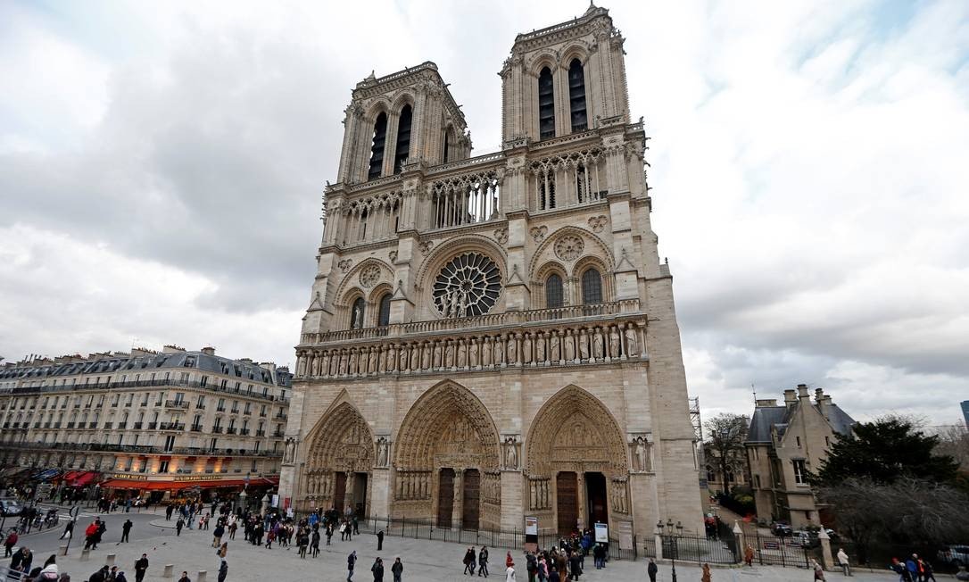 JornalOGlobo's tweet photo. A catedral de Notre Dame foi construída na pequena Île de la Cité, no meio do Sena, entre 1163 e 1345. A igreja é o monumento mais visitado da Europa: recebe em média 13 milhões de pessoas ao ano, mais que a Torre Eiffel.
(Foto: Charles Platiau / Reuters) https://t.co/pKHd4aoPEr
