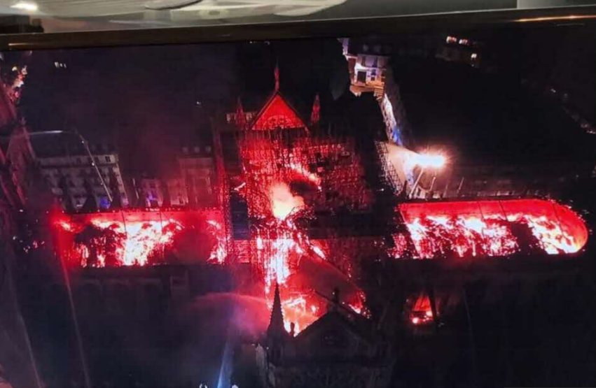 Dobbyelf2maison's tweet photo. #NotreDame c'est une partie du cœur du patrimoine Parisien qui ce soir part en fumée. C'est un déchirement de voir une tel œuvre s'effondrer. Même sans croire on veut prier pour Notre Dame, pour qu'elle reste debout. Elle qui a survécu si longtemps, tout en passant par la guerre. https://t.co/oNwvvDIA98