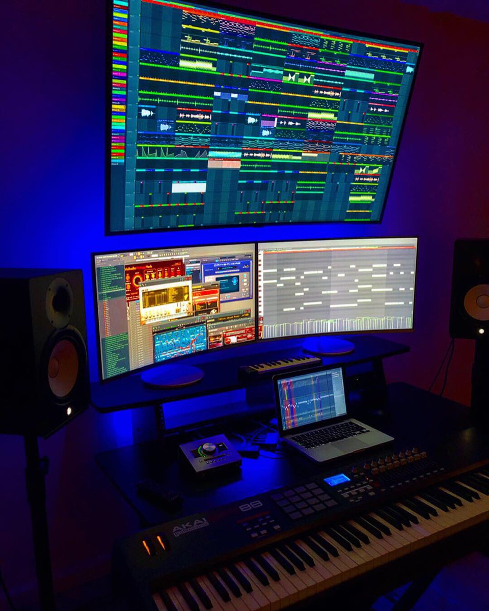 MrKooman's tweet photo. New home studio vibes in my new house 😍 https://t.co/wCljmn2e4Y https://t.co/JZVFoePvfJ