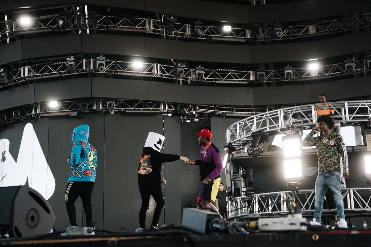 marshmello's tweet photo. My brothers @SOBxRBE killed it. Roll the dice 🎲🎲 https://t.co/RfgZpNgPWG