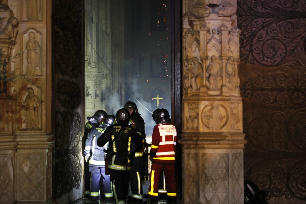 el_pais's tweet photo. FOTOS | Grupos de parisinos se arrodillan en la acera y rezan mirando las llamas envolver la Catedral de Notre Dame en París. Mientras, los bomberos luchan por extinguir el incendio

[EFE, PHILIPPE WOJAZER (REUTERS),FRANCOIS MORI (AP), MICHEL EULER (AP)] 
https://t.co/Ifv5E0zlhI https://t.co/AGlwNebeyl