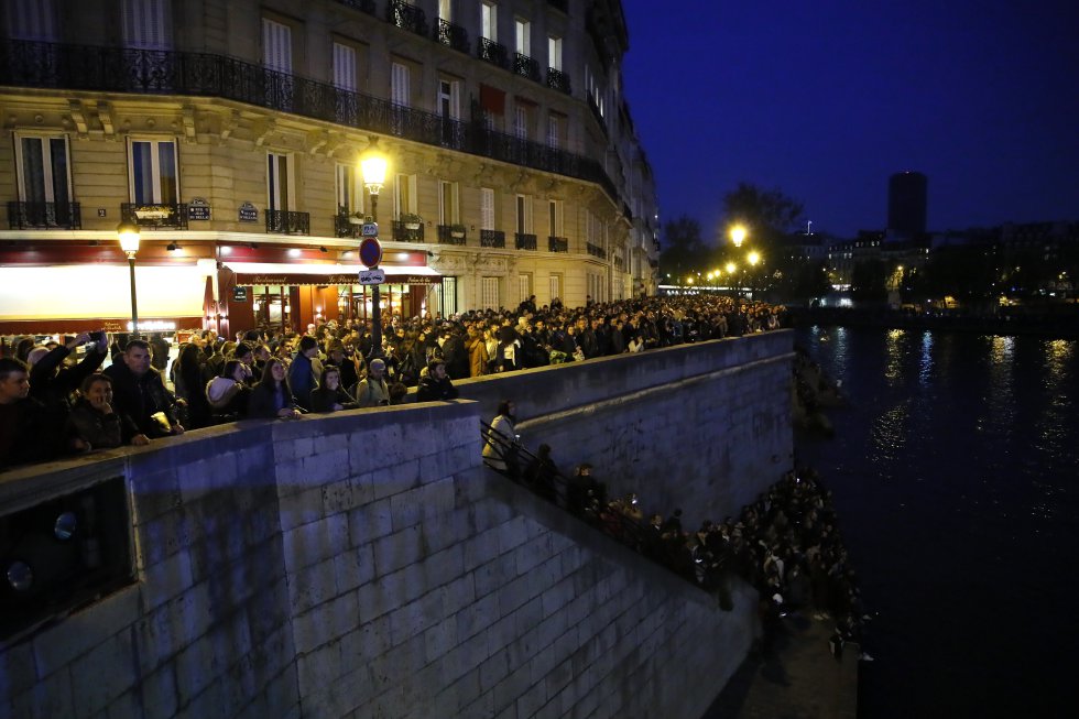 el_pais's tweet photo. FOTOS | Grupos de parisinos se arrodillan en la acera y rezan mirando las llamas envolver la Catedral de Notre Dame en París. Mientras, los bomberos luchan por extinguir el incendio

[EFE, PHILIPPE WOJAZER (REUTERS),FRANCOIS MORI (AP), MICHEL EULER (AP)] 
https://t.co/Ifv5E0zlhI https://t.co/AGlwNebeyl