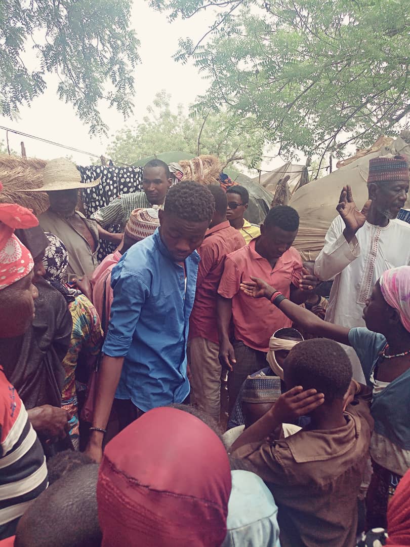Dl403a1's tweet photo. [Week-end Activités]
Don d'habits, de savon et de lait aux habitant du quartier Niamey 2000. Initiative des Leos Clubs Niamey Tenere et Oasis. #WeServe #LionsClub https://t.co/njNsOi1uvy