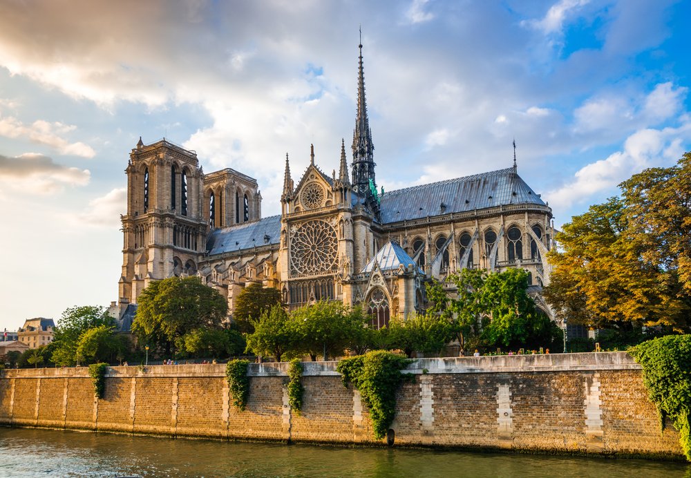 FIUCASE's tweet photo. Our hearts are with Paris. 🇫🇷 https://t.co/orsbd80MNc