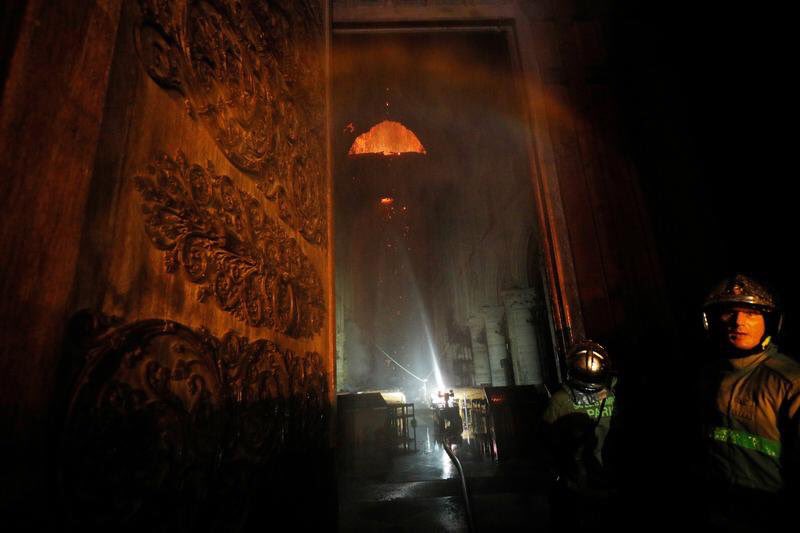 aschapire's tweet photo. Primeras imágenes del interior de #NotreDame. https://t.co/aciE4WDFk4