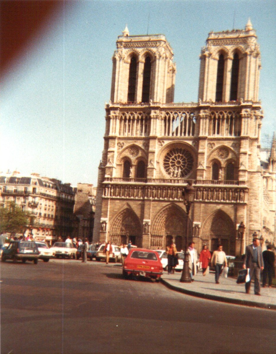 Eerste bezoek aan de #NotreDame in de jaren 90 met mijn ouders en broer, toen je nog gewoon voor de deur kon parkeren.