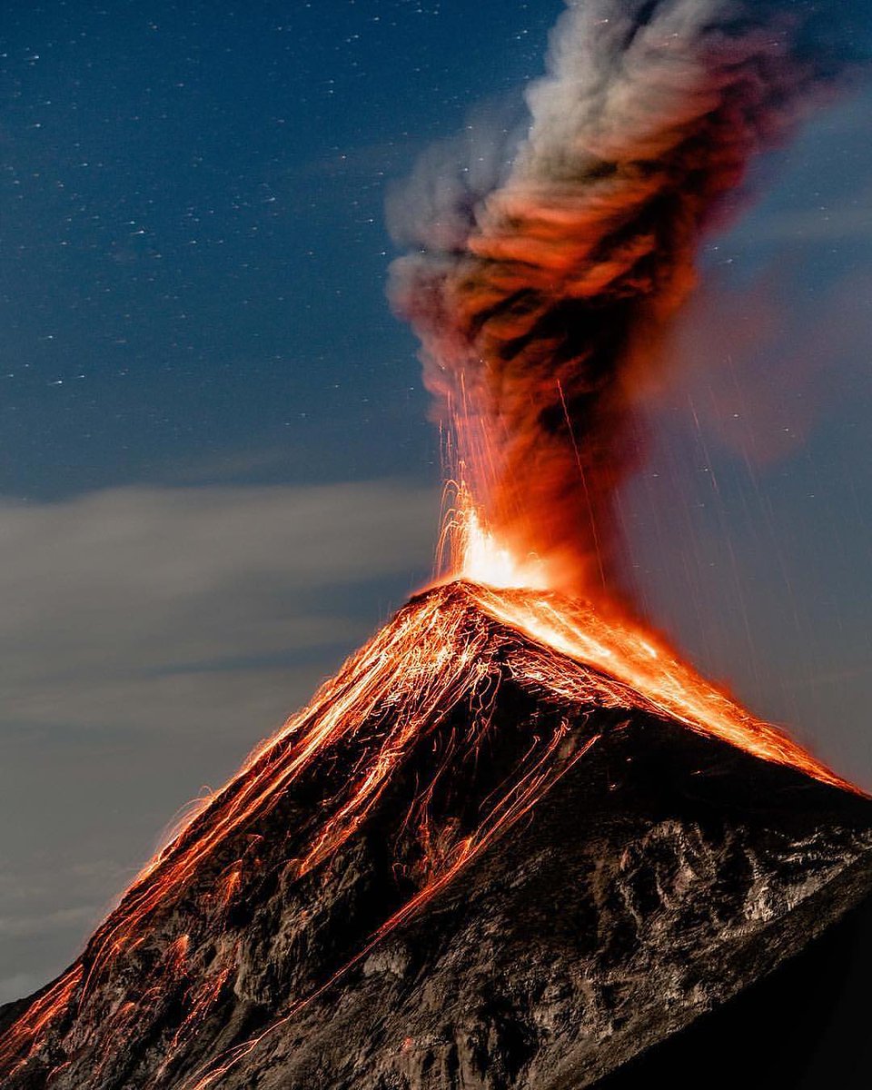 Nowspacetime_'s tweet photo. Volcano eruption under the stars 🌋 ✨

Photo by ig:jcarvaja17 https://t.co/ZP4fTGodXy
