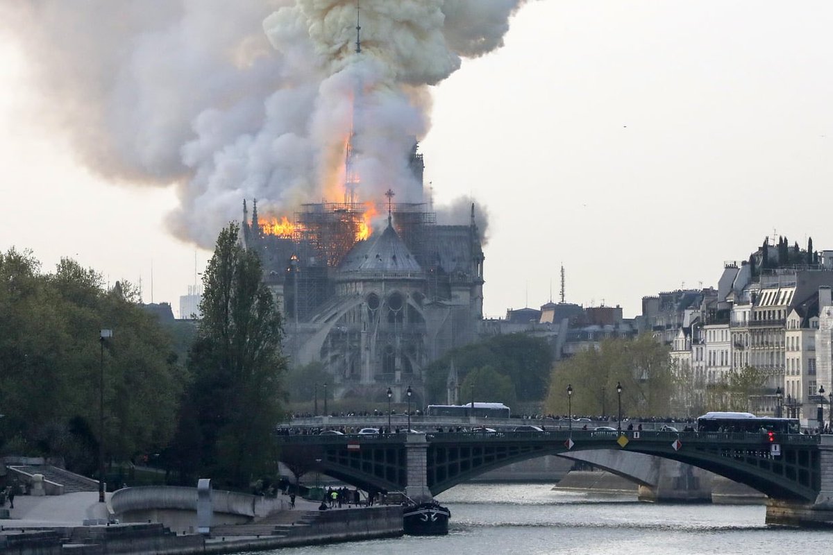A la fois triste, écœuré et en colère, je n’arrive toujours pas à y croire... 😭 #NotreDame #NotreDameDeParis #Paris