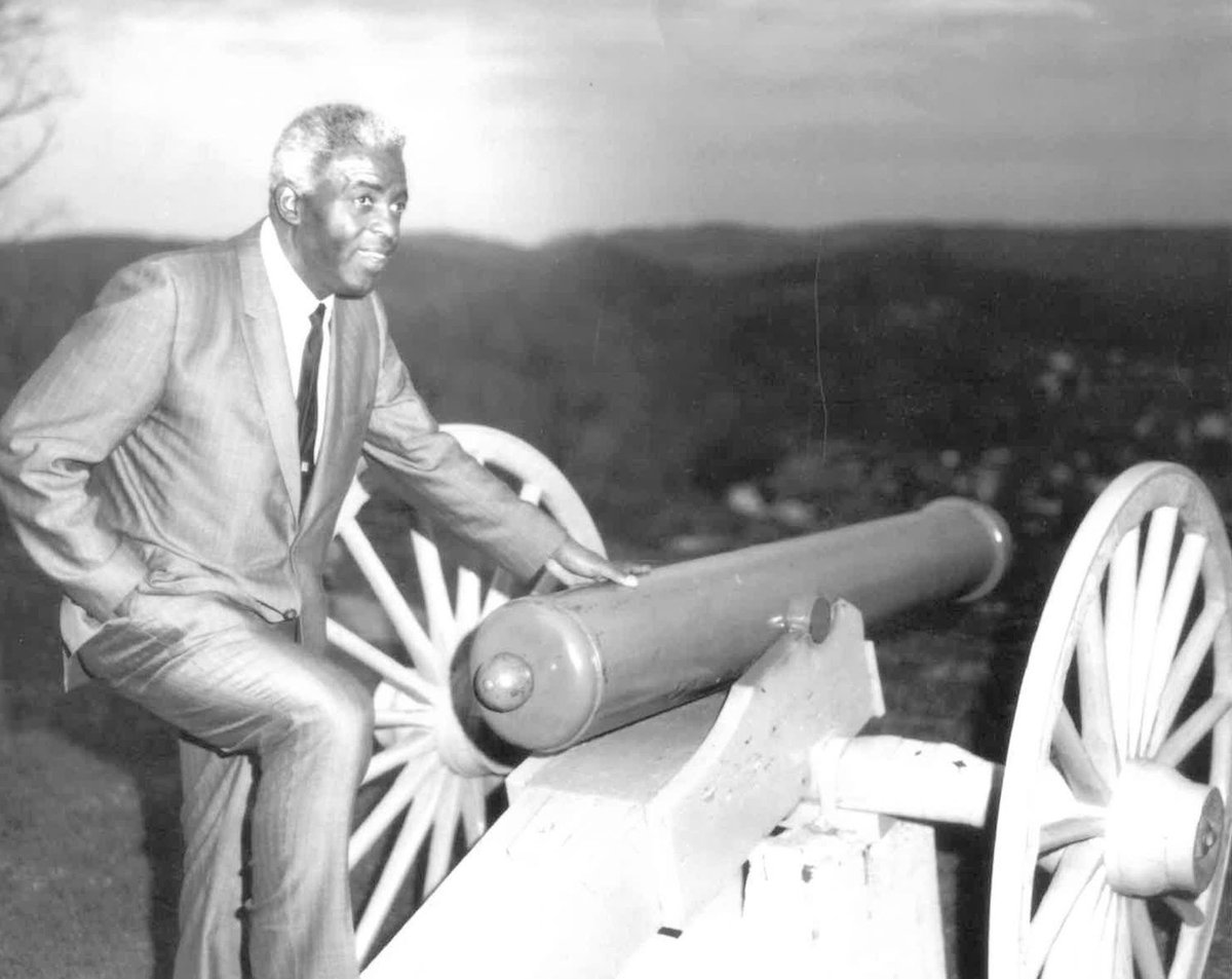 In honor of #JackieRobinsonDay, we remember his visit to AB, posing by the cannons fired during the Battle of Philippi and cheering on the Battler baseball team. 

We honor you, #42 💛⚾️💙⚔️