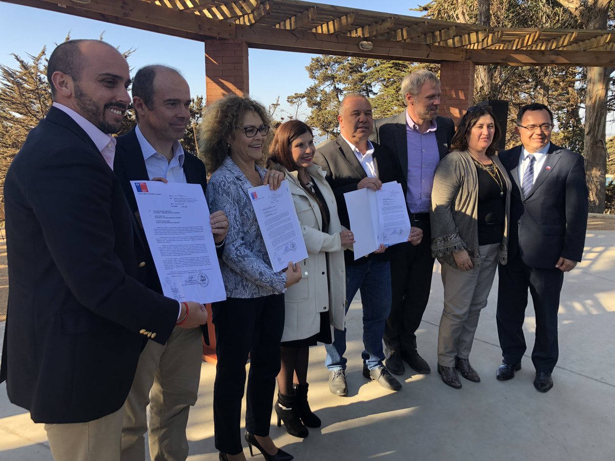 andreslongton's tweet photo. Hoy se inician los trámites para cambiar el uso de suelo de 753 hectáreas de #Quintero y #Puchuncaví susceptibles de ser usadas para nuevas industrias, con el fin de que tengan usos no contaminantes que beneficien a la comunidad, como x ej, áreas verdes🌿 #NoMásZonasdeSacrificio https://t.co/83jtaYskDp