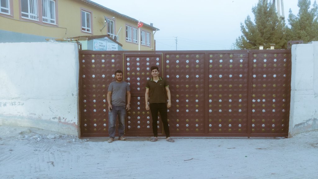 Okulumuzun kapısını da yeniledik başta köyümüzün  imamı Osman hocaya, Bekir ustaya ve emeği geçen herkese çok çok teşekkür ederiz.