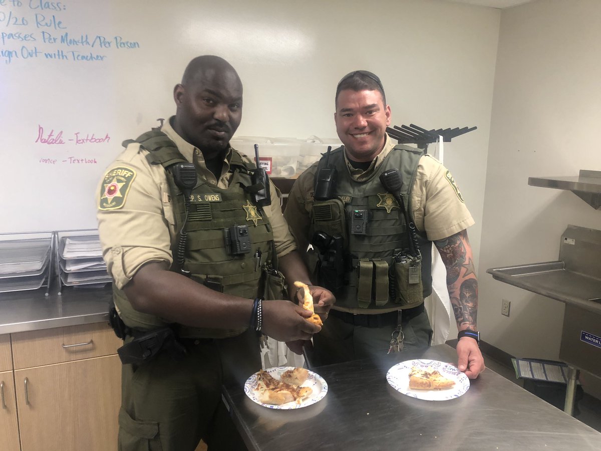 PCHSCulinary's tweet photo. Tension was high at the start of our #PizzaWars competition! Thankfully @SheriffClayCo was here to save the day! Our men in uniform stepped right up to help judge this fierce competition amongst students! #foodsforlife @NKCSchools #TonkaPRIDE #TonkaNation 🍕🚓 https://t.co/0XwiS5NUAk