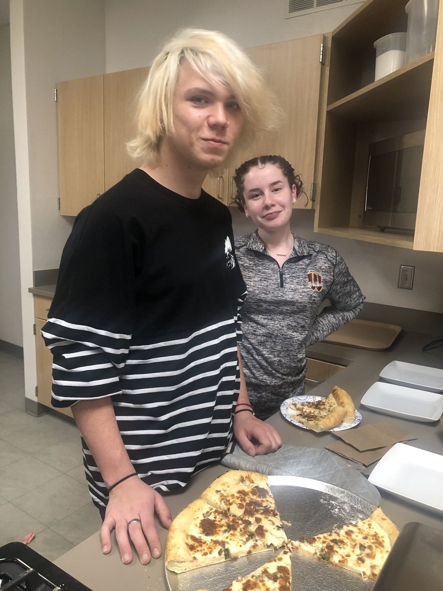 PCHSCulinary's tweet photo. Tension was high at the start of our #PizzaWars competition! Thankfully @SheriffClayCo was here to save the day! Our men in uniform stepped right up to help judge this fierce competition amongst students! #foodsforlife @NKCSchools #TonkaPRIDE #TonkaNation 🍕🚓 https://t.co/0XwiS5NUAk