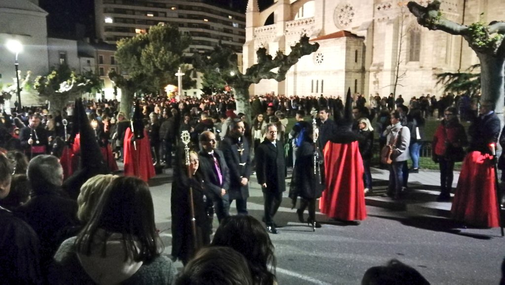 VCofrade's tweet photo. El concejal de movilidad y seguridad @velezpsoe y el delegado territorial #PabloTrillo acompañan a @PreciosaSangrev https://t.co/JaqcTQiplq