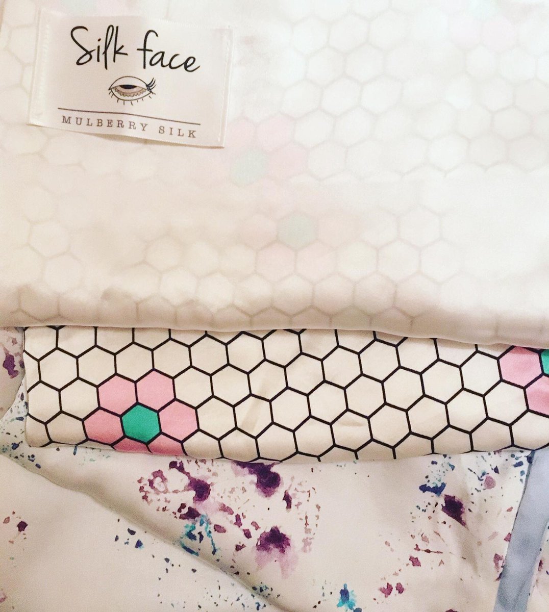face_silk's tweet photo. Our pillowcases are made with 19 momme Mulberry Silk. It is the highest quality and most durable silk available that is 100% natural, odourless and hypoallergenic. #muberrysilk #sleepingbeauty #wellness #organic #antiageing #empoweryourskin #SkinCare https://t.co/daxFduQ8Io