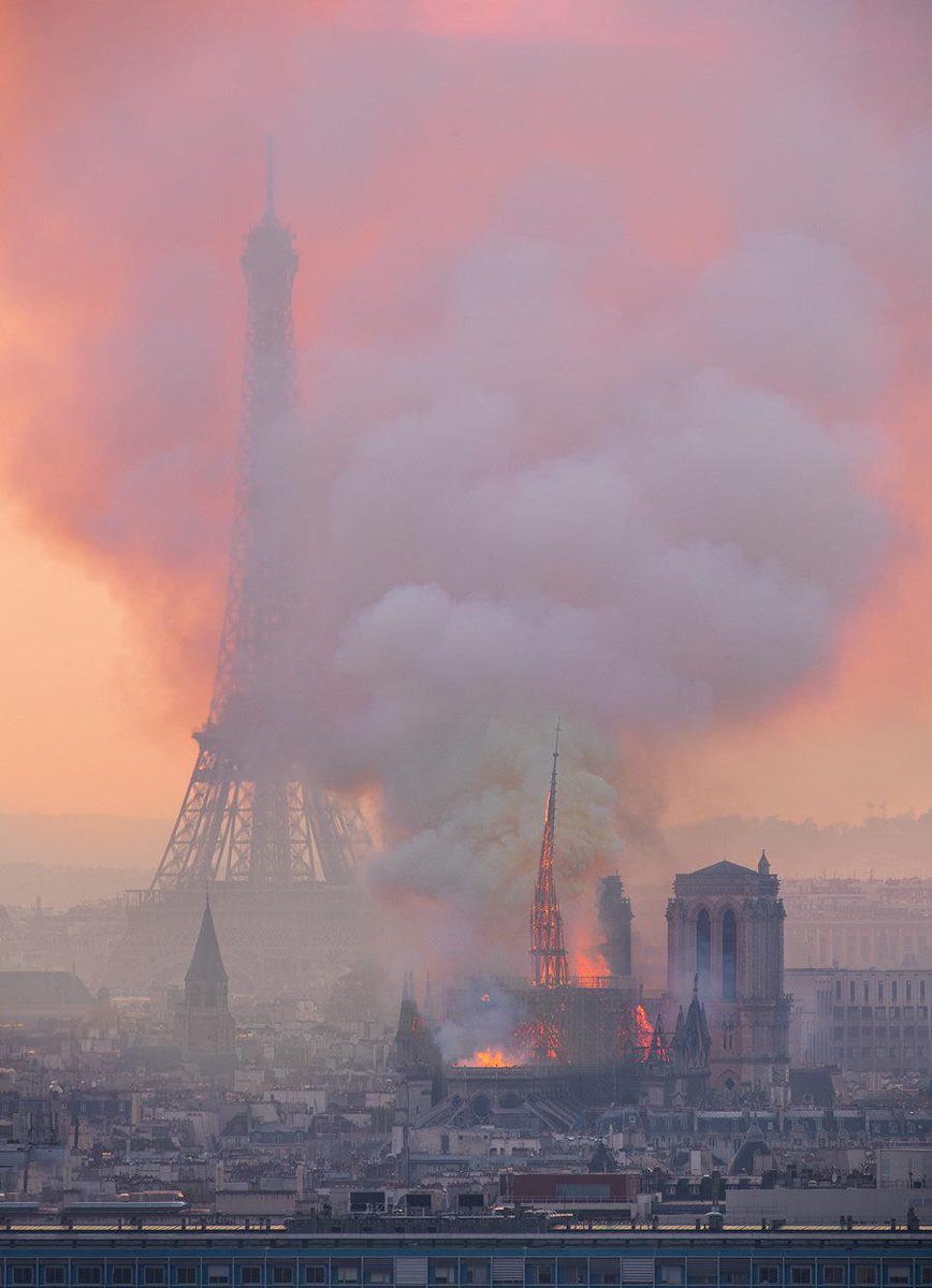 JordanLeRou's tweet photo. Et elle voit dans son viseur,
Sa vieille voisine s'éteindre.
Dans un immense feu de peur,
Sans jamais se plaindre,
De la force de la chaleur,
Aucune raison de geindre.

Car l'ancienne est aimée,
Et elle sera honorée,
De milles mains motivées,
A revoir la rosée.

#NotreDame https://t.co/HHYdznsark