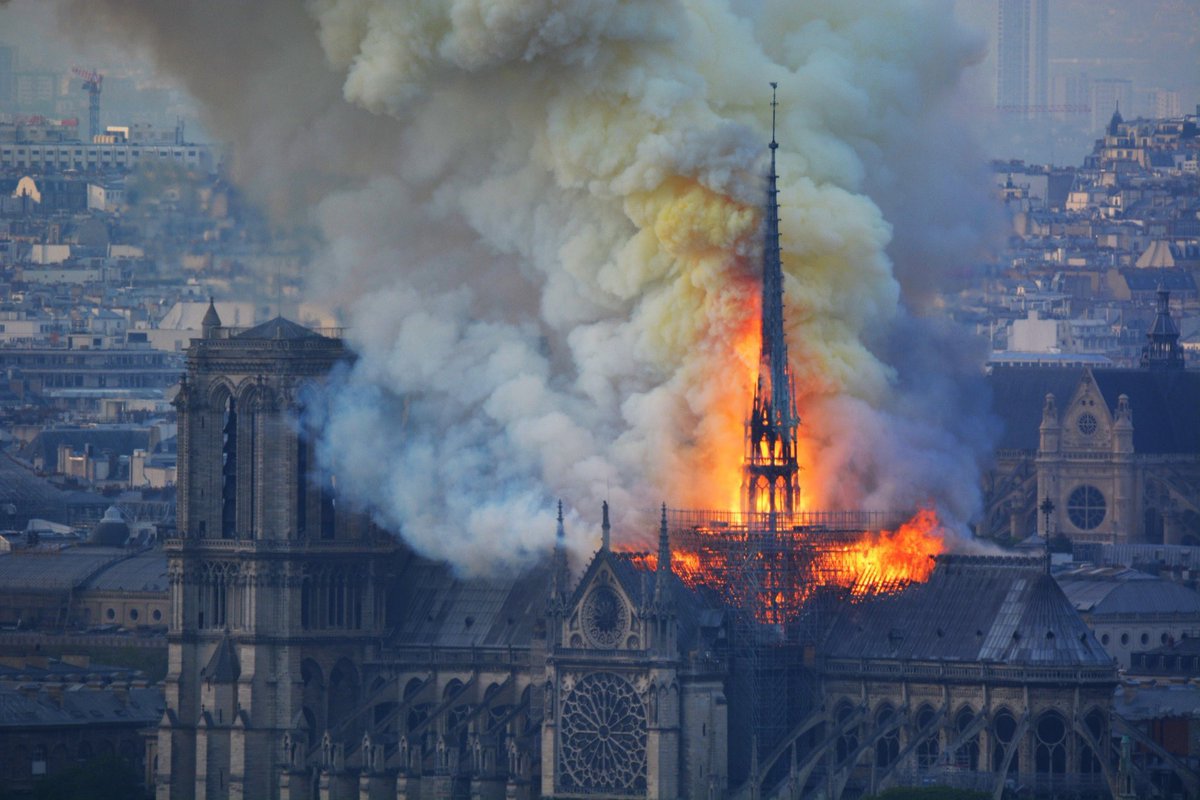 aleexnp's tweet photo. Mientras unos se ríen, lo disfrutan y hacen chistes por ser una catedral lo que quema el resto del mundo lloramos esta perdida. Porque Notre Dame no solo es una catedral, es ARTE, es ARQUITECTURA, es HISTORIA, es CULTURA, es todo aquello por lo que el ser humano es lo que es. https://t.co/U9o5p5xPzY