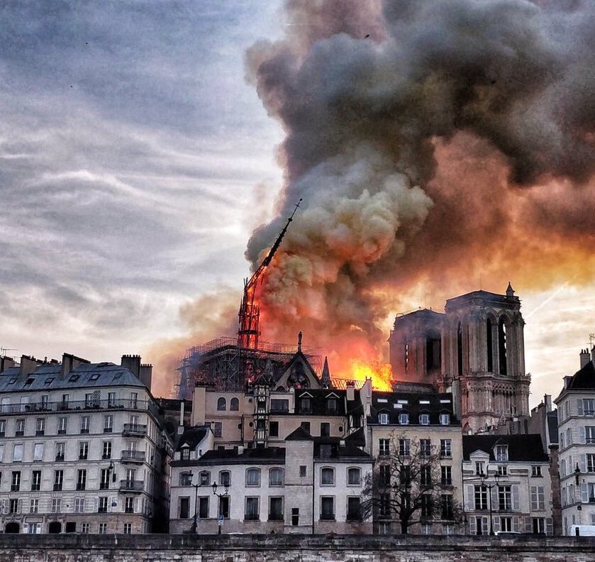 themariomarvel's tweet photo. 100 años para construirla, más de 800 años de historia vueltos cenizas en minutos, no es por la iglesia católica, es por la historia universal del arte.
#NotreDame https://t.co/rlH4HK2zMP