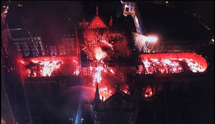 themariomarvel's tweet photo. 100 años para construirla, más de 800 años de historia vueltos cenizas en minutos, no es por la iglesia católica, es por la historia universal del arte.
#NotreDame https://t.co/rlH4HK2zMP