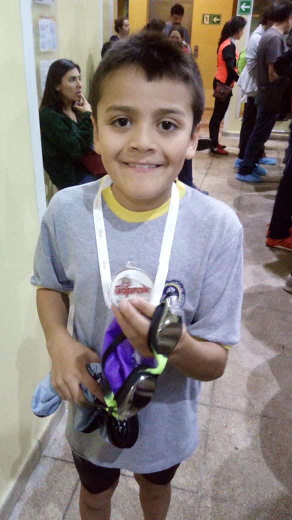 SanBernardocl's tweet photo. Felicitamos a Agustin Garcés deportista sanbernardino e integrante de la  seleccion de natacion de la comuna, 🏊‍♂️ quien obtuvo 2do lugar en los 50 mts libres en la "Copa Interescolar Soprole 🏆" disputada en Peñalolén y que le permitió clasificar a la  final nacional. https://t.co/mOfJAiuVq1