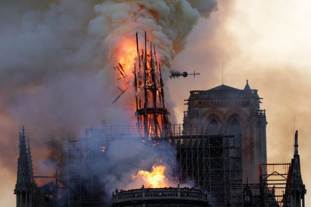 sarazuccari's tweet photo. Diciamo addio a #NotreDame , simbolo della #Parigi di Victor Hugo che dolore!!! #NotreDamedeParis #NotreDameonfire #ParisFire #Paris https://t.co/ZTIUYjj9hl