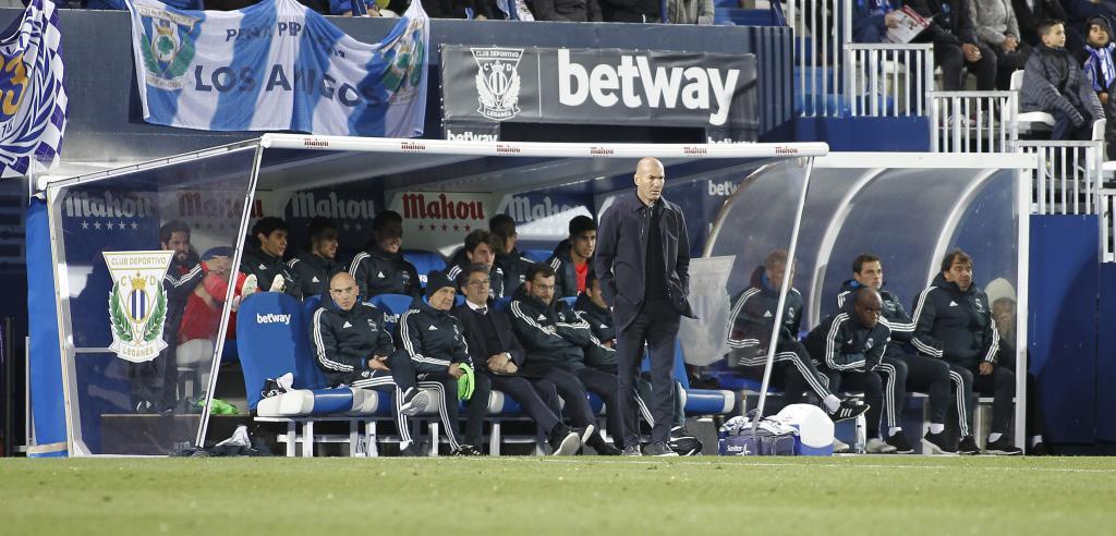 Zidane en el banquillo del Estadio de Butarque - Imagen vía: Marca Zidane en el banquillo del Estadio de Butarque - Imagen vía: Marca