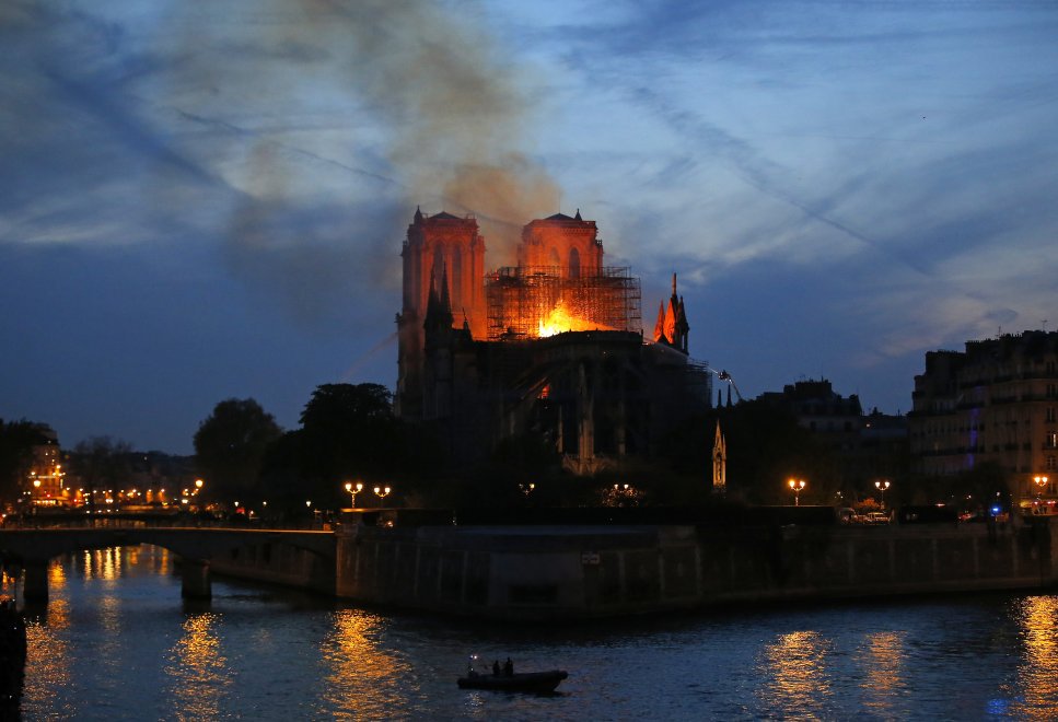 repubblica's tweet photo. Incendio #NotreDame, il capo dei vigili del Fuoco: "La struttura della cattedrale è salva" https://t.co/pqq8A1eiyq https://t.co/wdarkAr8Q9