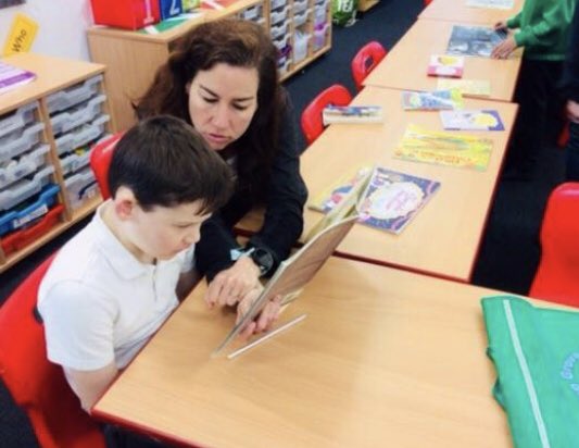 AliceleeFox's tweet photo. Parental engagement with #ReadingForPleasure.Fortnightly Reading Cafes,encouraging staff, children &amp; parents to partipate in book-blether,using book blankets as stimulus. #RfP #@OpenUni_RfP @Booktrust @_Reading_Rocks_ @readingagency @WiderReads @ReadingWise https://t.co/lKxcYomoB7