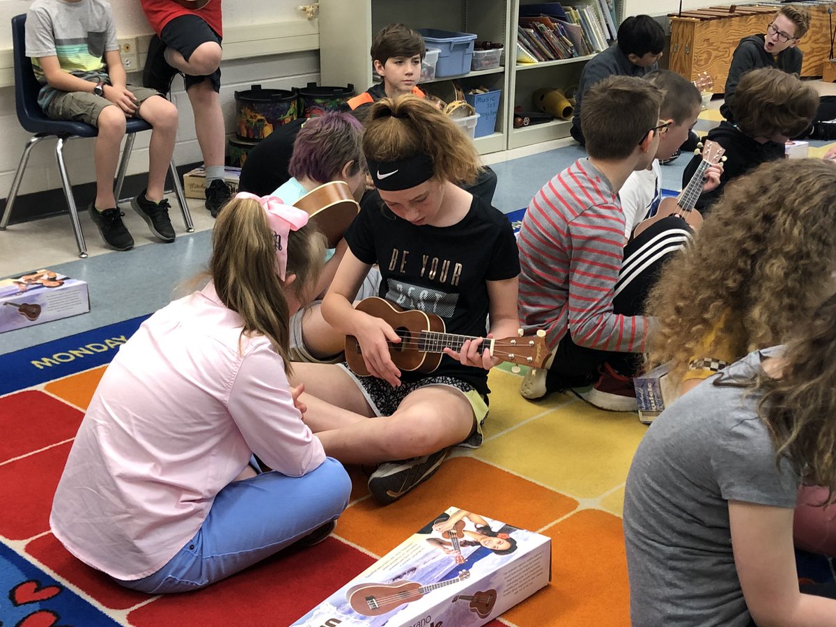 SpringRunMusic's tweet image. Fifth graders are reviewing the chords they know to prepare to write their own songs next week. #musicclass #orff #ccpsperform #springrunfun