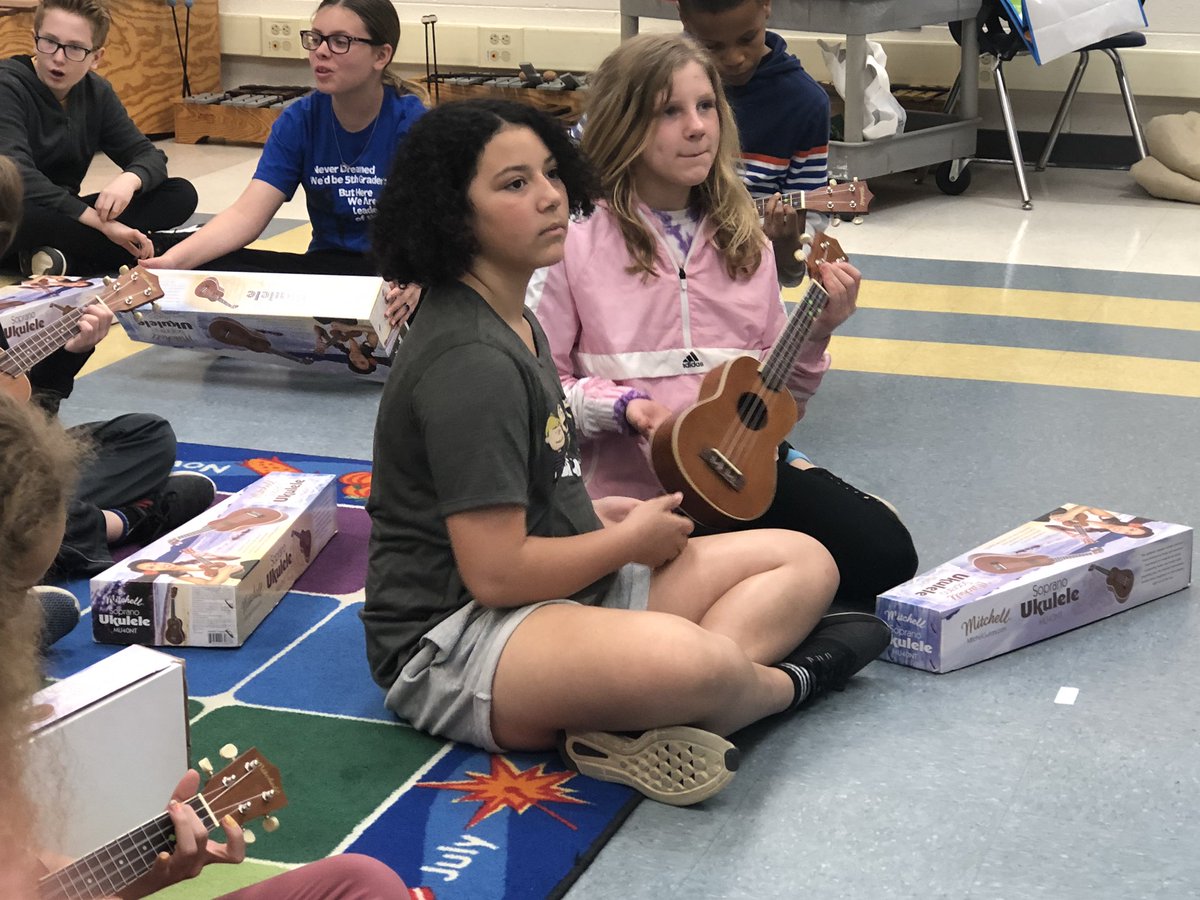 SpringRunMusic's tweet image. Fifth graders are reviewing the chords they know to prepare to write their own songs next week. #musicclass #orff #ccpsperform #springrunfun
