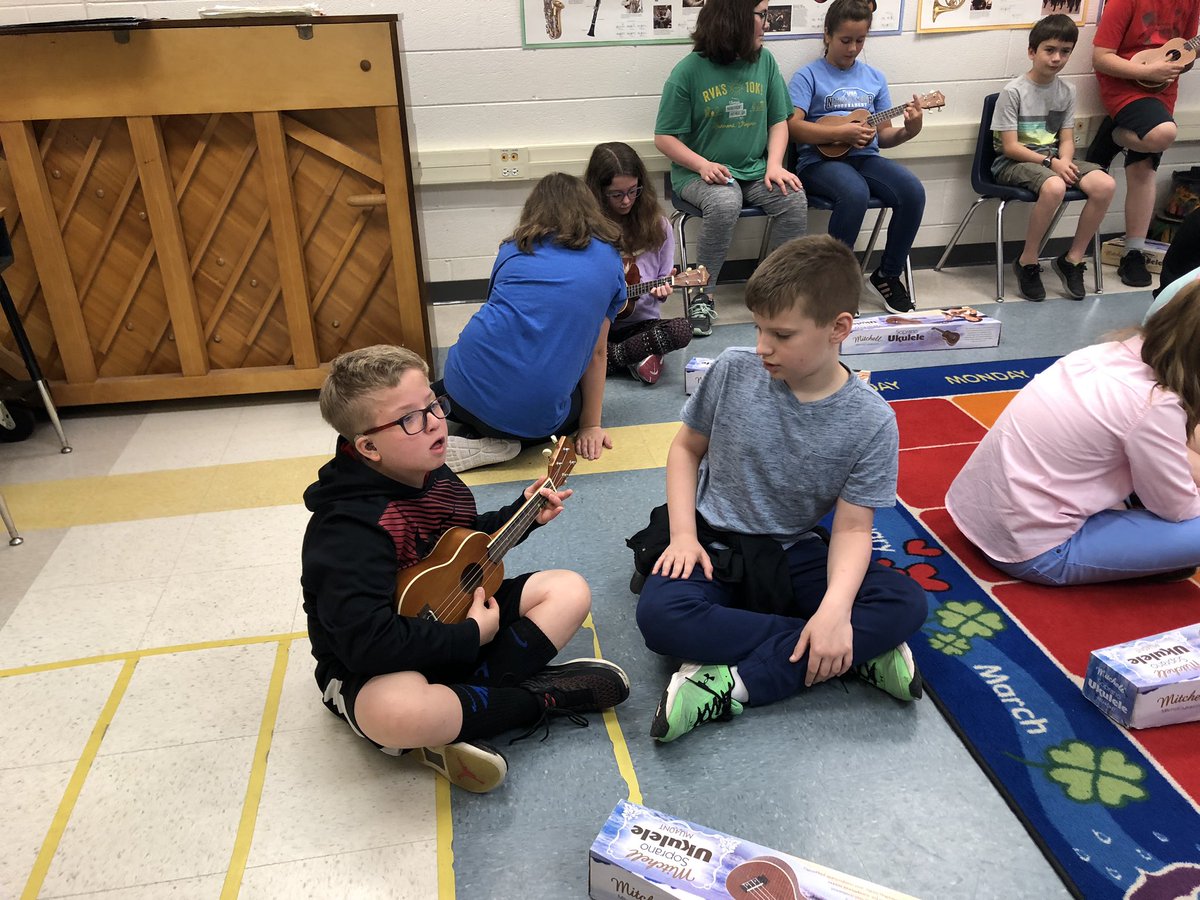 SpringRunMusic's tweet image. Fifth graders are reviewing the chords they know to prepare to write their own songs next week. #musicclass #orff #ccpsperform #springrunfun