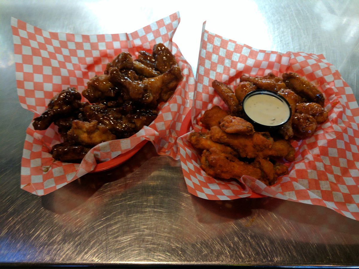 JimyMacsPub's tweet photo. Nothing better than a pound or two of wings to start the week. 39 cents each from 3pm-10pm. https://t.co/jH8U7Fta0l