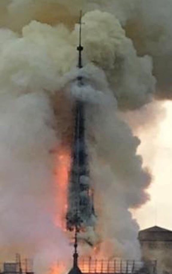 amourtume's tweet image. comme si quelqu’un essayait de retenir la flèche de #NotreDame avant qu’elle ne tombe...image troublante