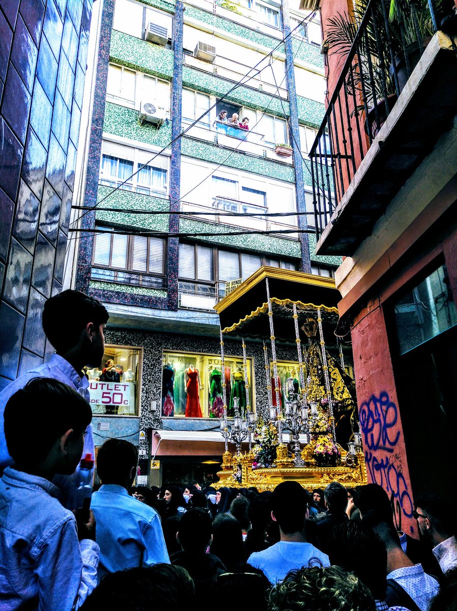 Dolores y graffiti @pepefotografia2 #SaltaALaVistaMLG