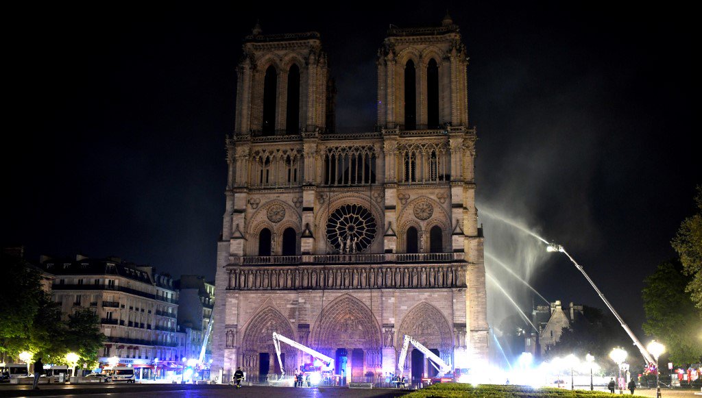 🔴#NotreDame 🇫🇷 | Los bomberos de París confirman que la estructura original de la iglesia esta a salvo y conservada.