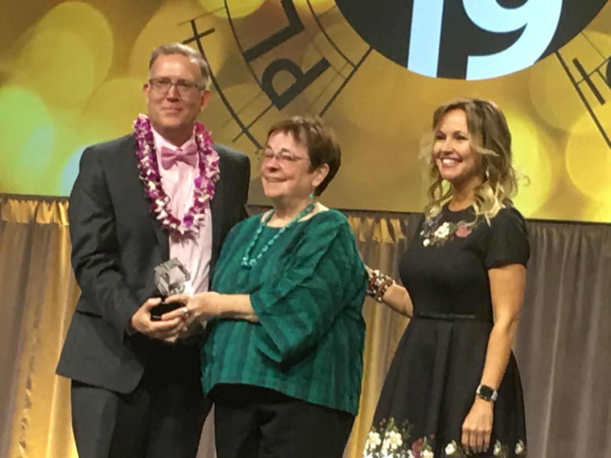 APA honored the wonderful Mary Means with the Planning Pioneer Award today. Thank you for your leadership Mary - we owe a debt of gratitude to you! #NPC19  #WeAreMainStreet <a href="/NatlMainStreet/">Main Street America</a> <a href="/SavingPlaces/">Saving Places</a>