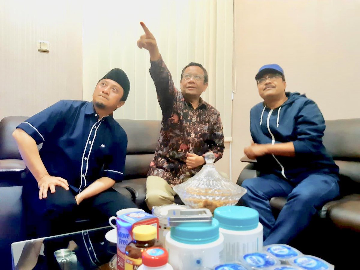 mohmahfudmd's tweet photo. Ustadz Yusuf Mansoer dan Mantan Wagub Jatim Saifullah Yusuf td malam bentandang ke Kantor sy di Kawasan Kramat, Senen. Oktober tahun lalu kami pernah menggalang "Gerakan Pilpres Ceria". Kami ingin Pilpres ini menyenangkan dan tdk menimbulkan permusuhan. Kami tetap dlm satu jamaah https://t.co/zInhYVAOMG