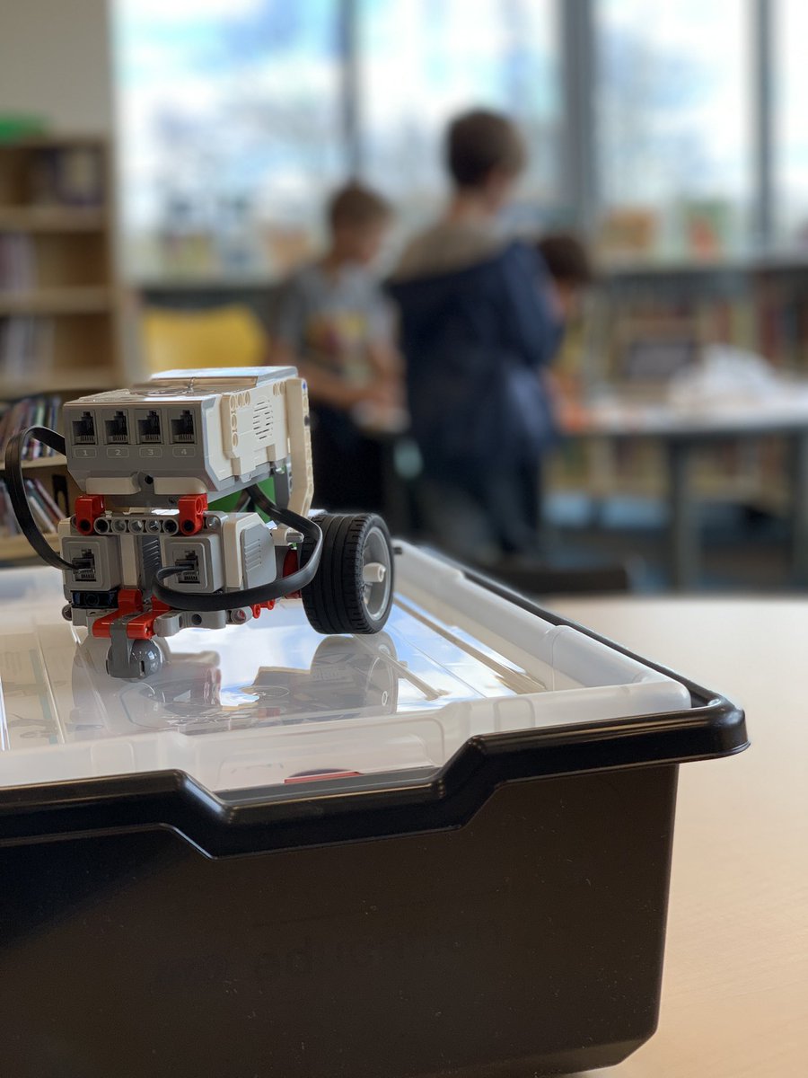 theLibraryBug's tweet image. Monday building vibes 🤩@firstlegoleague #FLL #elementaryrobotics