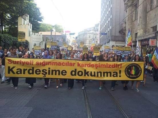 “Suriye’li sığınmacılar kardeşimizdir. Kardeşime dokunma!” pankartı açanlar ve twit atanlara sesleniyorum. #niçinTwitter dan yazıyorsun. 
#BanaGöre kardeşini sokakta bırakma! Kuru kuruya gadan alım olmaz! Pankart açacağına al iki Tosun evinde besle...