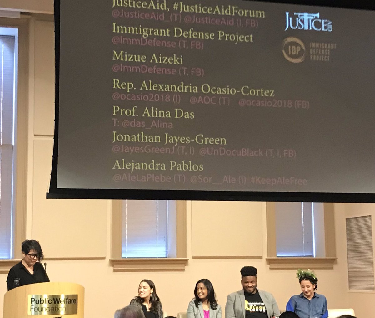 Look at this panel tackling the criminalization of immigrants and our immigration system. So much 🔥! @JayesGreenJ @UndocuBlack @AOC @AleLaPlebe @ImmDefense @JusticeAid_ ✊🏽
