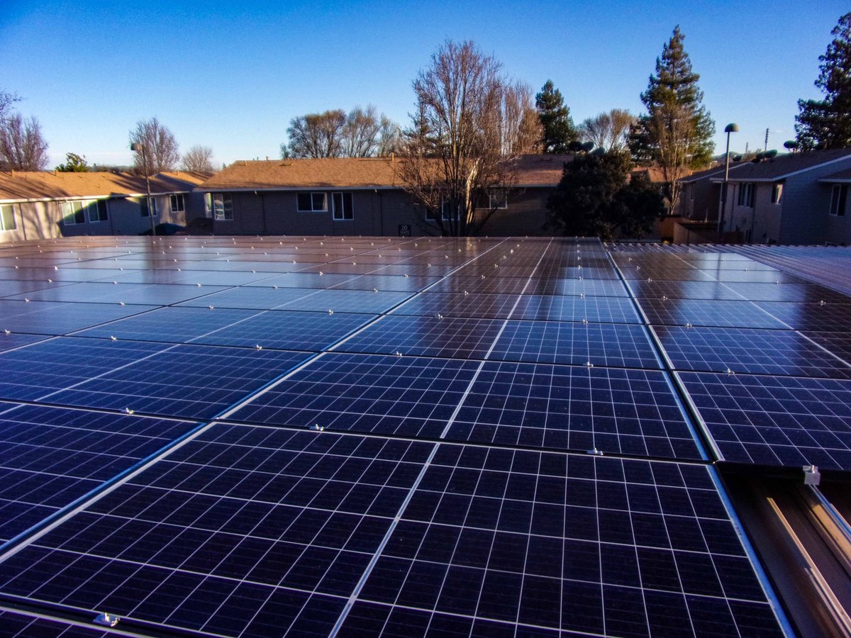 everyday_energy's tweet photo. Solar powered carports just make cents! @EAHHousing ordered this levitating lake of solar. It shades and protects resident cars and provides clean sustainable energy everyday!. #affordablesolar #solarsavings #EverydayEnergy #OmniEnergy https://t.co/z0xVxrqlCz